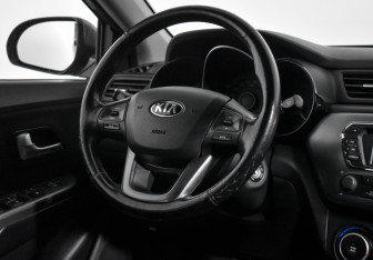 Подержанный автомобиль Kia Rio Sedan 2015 года (16 фото)