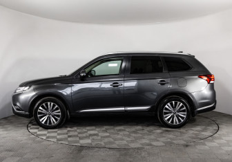 Подержанный автомобиль Mitsubishi Outlander 2021 года (8 фото)