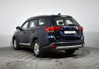 Подержанный автомобиль Mitsubishi Outlander 2017 года (7 фото)