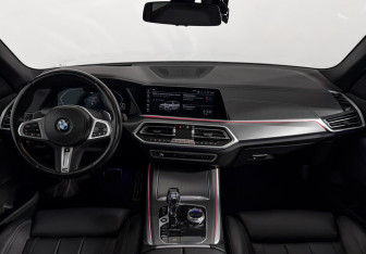Подержанный автомобиль BMW X5 2021 года (16 фото)