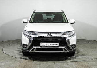 Подержанный автомобиль Mitsubishi Outlander 2019 года (2 фото)