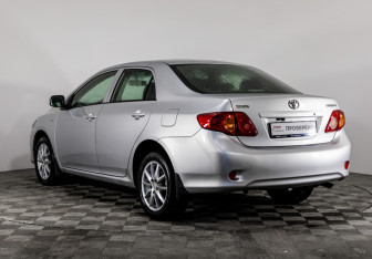 Подержанный автомобиль Toyota Corolla Sedan 2008 года (39 фото)