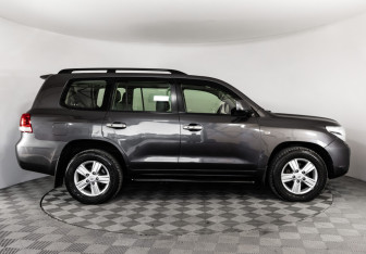 Подержанный автомобиль Toyota Land Cruiser Suv 2008 года (4 фото)