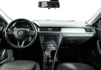 Подержанный автомобиль Skoda Rapid Liftback 2017 года (13 фото)
