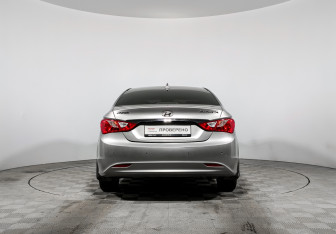 Подержанный автомобиль Hyundai Sonata 2011 года (6 фото)