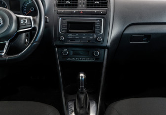 Подержанный автомобиль Volkswagen Polo Sedan 2017 года (13 фото)