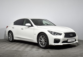 Подержанный автомобиль Infiniti Q50 2015 года (3 фото)