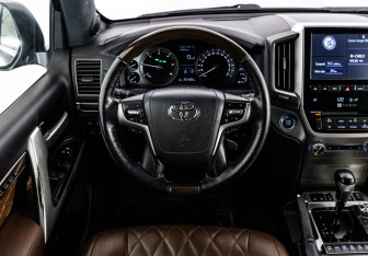 Подержанный автомобиль Toyota Land Cruiser Suv 2018 года (11 фото)