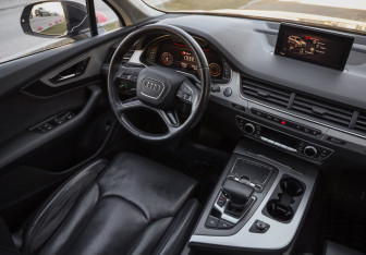 Подержанный автомобиль Audi Q7 2015 года (9 фото)