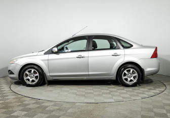 Подержанный автомобиль Ford Focus Sedan 2010 года (8 фото)