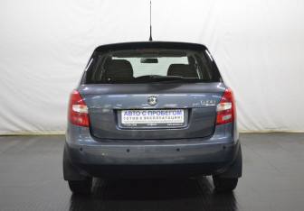 Подержанный автомобиль Skoda Fabia Hatchback 2009 года (6 фото)