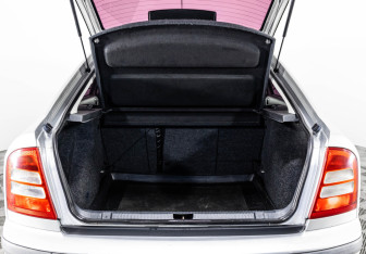 Подержанный автомобиль Skoda Octavia Liftback 2001 года (16 фото)