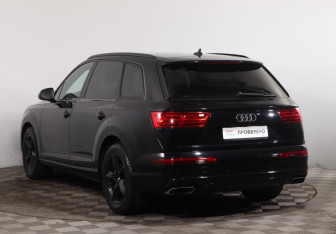 Подержанный автомобиль Audi Q7 2015 года (7 фото)