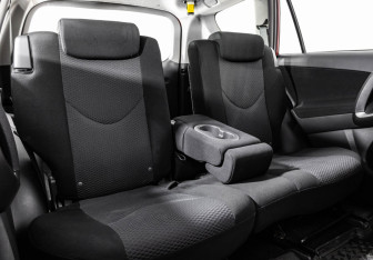 Подержанный автомобиль Toyota RAV4 2010 года (17 фото)