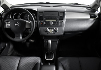 Подержанный автомобиль Nissan Tiida Hatchback 2010 года (14 фото)