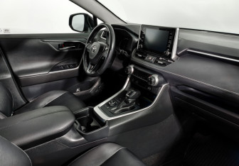 Подержанный автомобиль Toyota RAV4 2020 года (14 фото)