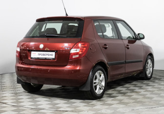Подержанный автомобиль Skoda Fabia Hatchback 2009 года (7 фото)