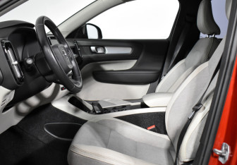 Подержанный автомобиль Volvo XC40 2018 года (10 фото)