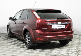 Подержанный автомобиль Ford Focus Hatchback 2009 года (7 фото)