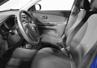 Подержанный автомобиль Kia Rio Hatchback 2010 года (10 фото)