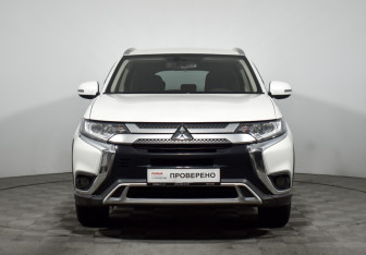 Подержанный автомобиль Mitsubishi Outlander 2020 года (2 фото)