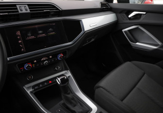 Подержанный автомобиль Audi Q3 2020 года (23 фото)
