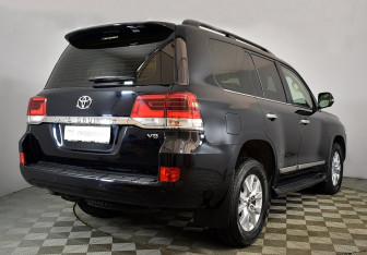 Подержанный автомобиль Toyota Land Cruiser Suv 2015 года (9 фото)
