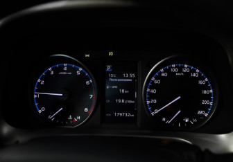 Подержанный автомобиль Toyota RAV4 2015 года (12 фото)