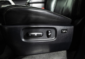 Подержанный автомобиль Toyota Land Cruiser Suv 2011 года (16 фото)