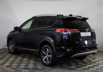 Подержанный автомобиль Toyota RAV4 2016 года (7 фото)