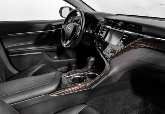 Подержанный автомобиль Toyota Camry Sedan 2019 года (14 фото)