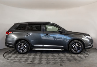 Подержанный автомобиль Mitsubishi Outlander 2019 года (4 фото)