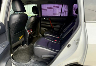 Подержанный автомобиль Toyota Highlander 2010 года (16 фото)