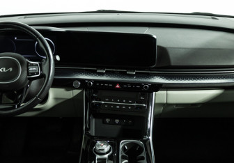 Подержанный автомобиль Kia Carnival 2023 года (14 фото)