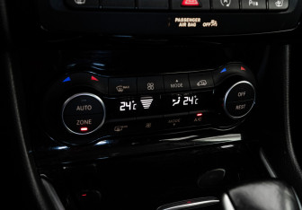 Подержанный автомобиль Infiniti Q30 2017 года (18 фото)