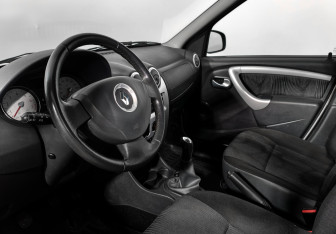 Подержанный автомобиль Renault Logan Sedan 2013 года (9 фото)