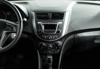 Подержанный автомобиль Hyundai Solaris Hatchback 2015 года (14 фото)