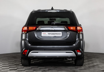 Подержанный автомобиль Mitsubishi Outlander 2021 года (6 фото)