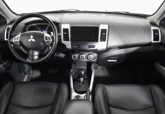 Подержанный автомобиль Mitsubishi Outlander 2011 года (13 фото)