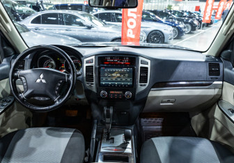 Подержанный автомобиль Mitsubishi Pajero 2017 года (10 фото)