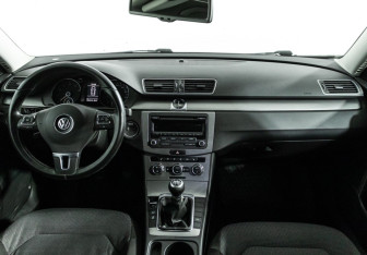 Подержанный автомобиль Volkswagen Passat Sedan 2012 года (13 фото)