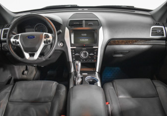 Подержанный автомобиль Ford Explorer 2015 года (14 фото)