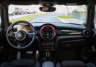 Подержанный автомобиль MINI Hatch 2020 года (10 фото)