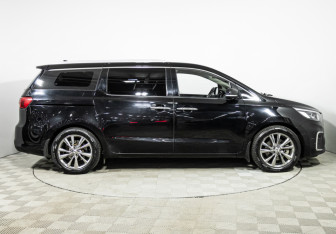 Подержанный автомобиль Kia Carnival 2019 года (4 фото)
