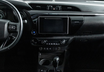 Подержанный автомобиль Toyota Hilux 2020 года (14 фото)