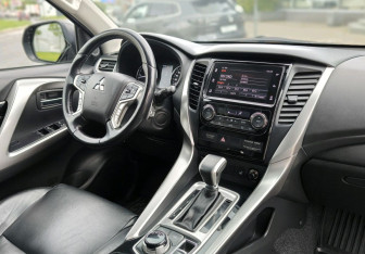 Подержанный автомобиль Mitsubishi Pajero Sport 2017 года (17 фото)