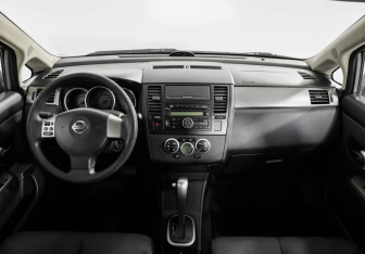 Подержанный автомобиль Nissan Tiida Hatchback 2008 года (10 фото)