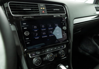 Подержанный автомобиль Volkswagen Golf Hatchback 2018 года (16 фото)