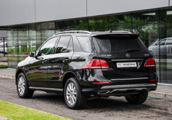 Подержанный автомобиль Mercedes-Benz GLE 2016 года (8 фото)