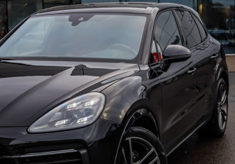 Подержанный автомобиль Porsche Cayenne 2018 года (2 фото)
